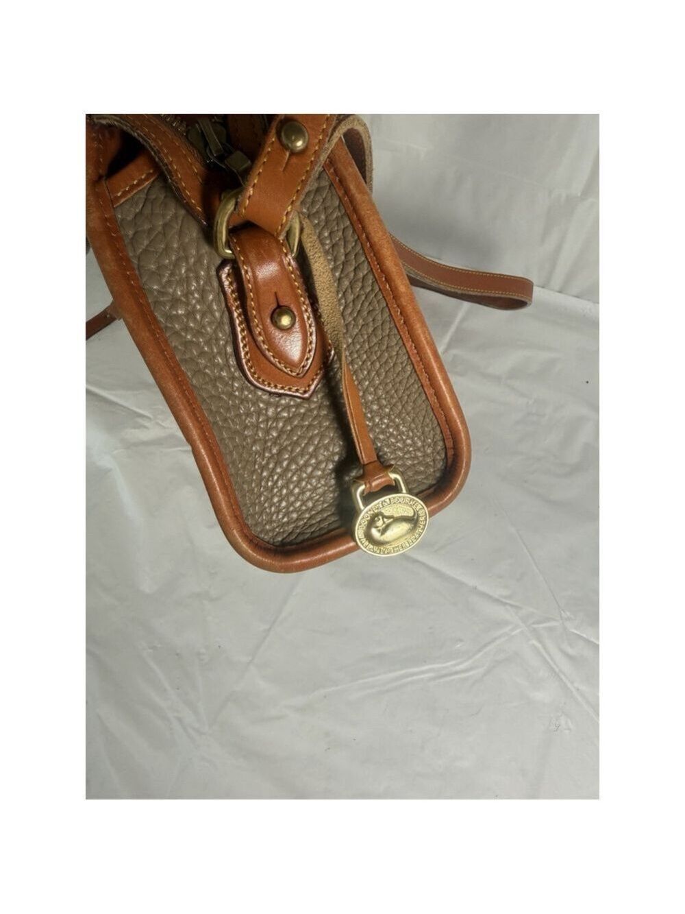 VTG Dooney & Bourke All Weather Leather Taupe Zip top Crossbody Bag Purse - Picture 5 of 15